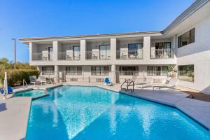 Bazén v ubytování Spark by Hilton Fountain Hills Scottsdale nebo v jeho okolí