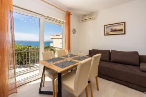 Posezení v ubytování Exquisites Apartment nur 100 Meter zum Strand mit Sauna, Whirlpool, Meerblick