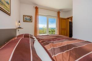 Postel nebo postele na pokoji v ubytování Exquisites Apartment nur 100 Meter zum Strand mit Sauna, Whirlpool, Meerblick