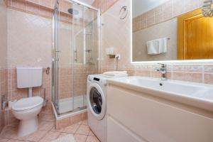 Koupelna v ubytování Exquisites Apartment nur 100 Meter zum Strand mit Sauna, Whirlpool, Meerblick + 22 fotografií