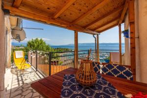 a table on a balcony with a view of the water at Atemberaubendes Apartment direkt am Meer gelegen mit Meerblick, Klima, WiFi in Novi Vinodolski