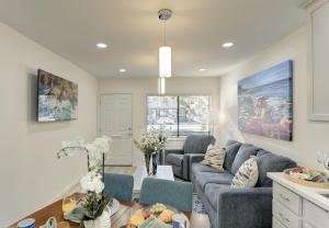 Ruang duduk di 3957 Lighthouse Landing Duplex