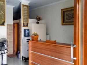 Η κουζίνα ή μικρή κουζίνα στο Wisma Al Iman Syariah 25 Mitra RedDoorz