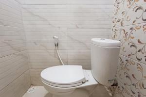 Ένα μπάνιο στο Wisma Al Iman Syariah 25 Mitra RedDoorz +19 φωτογραφίες