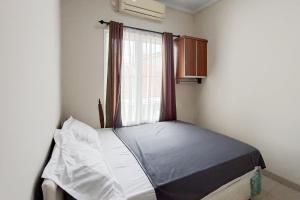 Ένα ή περισσότερα κρεβάτια σε δωμάτιο στο Wisma Al Iman Syariah 25 Mitra RedDoorz