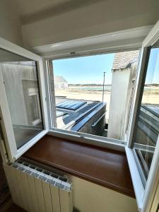 プロムールにあるMaison de pêcheur atypique Les pieds dans l’eauの屋根の景色を望む窓