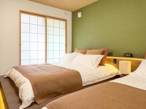 a bedroom with a large bed and a window at 鶴見101 地铁站徒步5分 Free wifi in Osaka