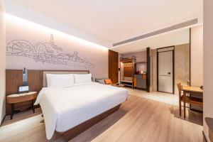 Un pat sau paturi într-o cameră la Lanzhou Xiguan Cross Zhongshan Bridge Yifei Hotel