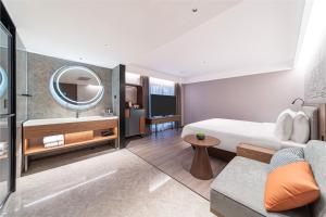 A bed or beds in a room at Lanzhou Xiguan Cross Zhongshan Bridge Yifei Hotel