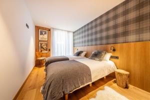 Un dormitorio con dos camas y una ventana. en ISARD HOMES & SPA BY SELECT RENTALS, en El Tarter 18 fotos más