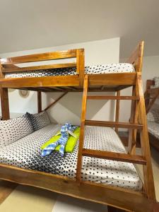 Postel nebo postele na pokoji v ubytování Aquaholik Bunk Bed