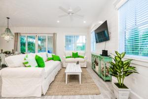 un soggiorno con un divano bianco e una TV di Freckled Fin ad Anna Maria