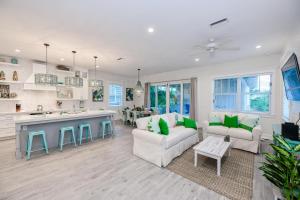 una cucina e un soggiorno con un divano e un tavolo di Freckled Fin ad Anna Maria