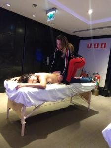 Eine Frau, die mit einer nackten Frau auf einem Bett liegt. in der Unterkunft Villa Le Mas des Roches à 15mn airport Marseille in Velaux