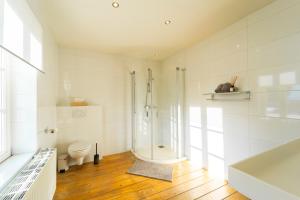 Koupelna v ubytování NEW! Unieke vakantiewoning in bosrijke omgeving + 16 fotografií