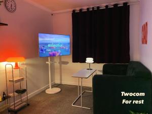 Televiisor ja/või meelelahutuskeskus majutusasutuses Two Come Forest