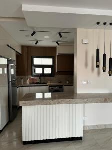 Kuchyň nebo kuchyňský kout v ubytování Madinaty Apartment B15