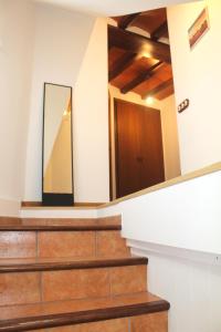 einen Spiegel an der Seite einer Treppe mit einer Tür in der Unterkunft Casa Rural La Valentina in El Tormo