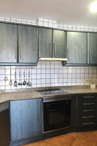 eine Küche mit Edelstahlschränken und einer Spüle in der Unterkunft Casa Rural La Valentina in El Tormo