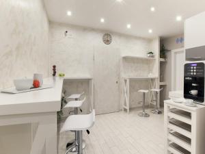 - une cuisine avec un comptoir et des tabourets dans une pièce dans l'établissement Le Quattro Piazze, à Sorrente
