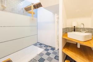 Koupelna v ubytování Gîte La Grange aux Hirondelles - En campagne + 21 fotografií