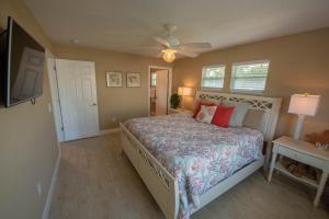 a bedroom with a bed and a ceiling fan at Lobster Key in Cortez +16 photos