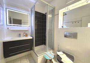 a bathroom with a shower and a sink at Resi Q7 in Prerow