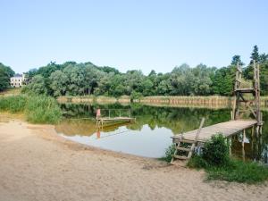 un quai en bois assis sur le côté d'un lac dans l'établissement Altes Backhaus Haselberg, à Haselberg 53 autres photos