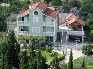 Το κτήριο όπου στεγάζεται  το διαμέρισμα