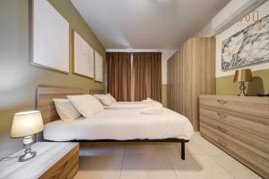 Ένα ή περισσότερα κρεβάτια σε δωμάτιο στο Bright & Airy 2BR home Close to Valletta & Sliema