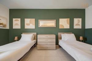 Ένα ή περισσότερα κρεβάτια σε δωμάτιο στο Bright & Airy 2BR home Close to Valletta & Sliema