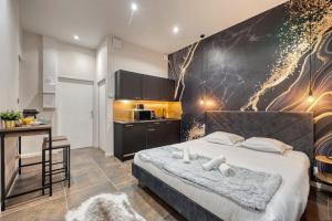 Un dormitorio con una cama grande y una cocina. en L'Âme Étoilée - Love Room avec Balnéo & Sauna, en Grenoble