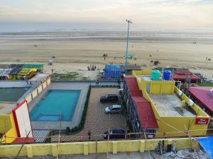Bazén v ubytování Goa Beach Resort ON Beach nebo v jeho okolí