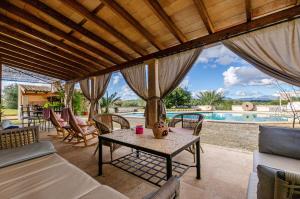 アリアーニにあるSon Bachs ETV 9404の屋外リビングルーム(テーブル、プール付)