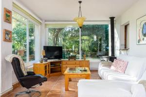 アリアーニにあるSon Bachs ETV 9404のソファとテレビのあるリビングルーム