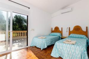 アリアーニにあるSon Bachs ETV 9404のベッド2台とバルコニー付きのベッドルーム +30枚の写真