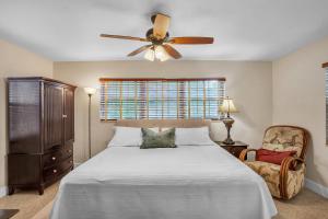 a bedroom with a bed and a ceiling fan at Beautiful Comfy Home With Private Hot Tub Close To Beach home in Fort Lauderdale