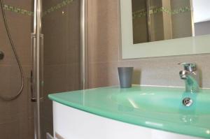 a bathroom with a green sink and a shower at Mais 4 pièces 5 couchages BANYULS SUR MER BN000-05B in Banyuls-sur-Mer +9 photos