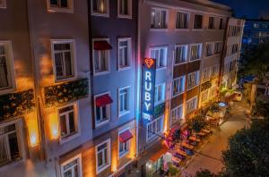 una vista panoramica di un hotel di notte di Ruby Hotel a Istanbul