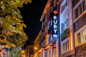 un cartello dell'hotel sul lato di un edificio di Ruby Hotel a Istanbul