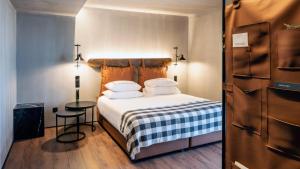 a bedroom with a bed and a table at Puro Dão Hotel & Spa in Nelas