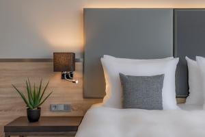 Postel nebo postele na pokoji v ubytování Garner Hotel Berlin - Spandau by IHG