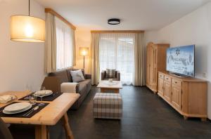TV a/nebo společenská místnost v ubytování AlpinLodges Kühtai