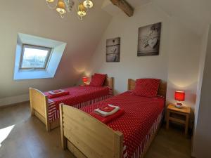 una camera da letto con due letti e una finestra di Charmante maison au cœur du Berry avec jardin et parking, proche Parc de la Brenne - FR-1-591-653 a Maillet