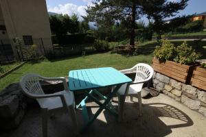 two chairs and a blue table and a table and chairs at SOLARET 001 - Studio cabine, 4pers - Centre Bourg Saint Maurice in Bourg-Saint-Maurice