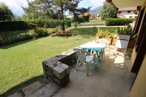 a patio with a table and chairs in a yard at SOLARET 001 - Studio cabine, 4pers - Centre Bourg Saint Maurice in Bourg-Saint-Maurice