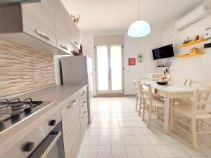 Cucina o angolo cottura di Bellissimo attico a 70 mt dalla spiaggia