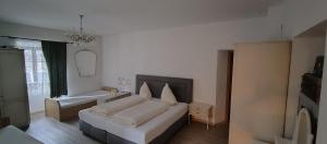 sypialnia z dużym łóżkiem i żyrandolem w obiekcie Hotel Gasthof Markterwirt w mieście Altenmarkt im Pongau