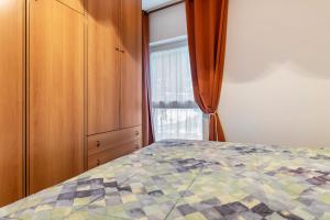 a bedroom with a bed and a window at Appartamento Condominio Genziana in Monclassico