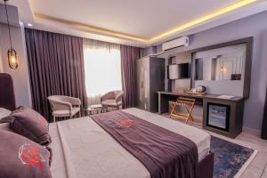 una camera d'albergo con un letto e una scrivania di Ruby Hotel a Istanbul